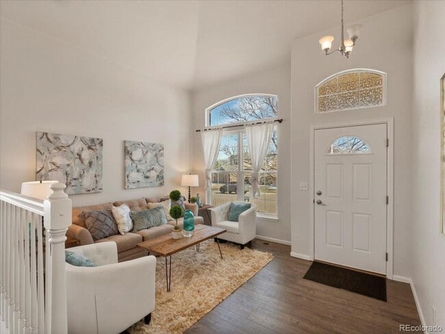 Building Photo - FABULOUS 3-BDRM, 3-BATH HOME IN GORGEOUS C...
