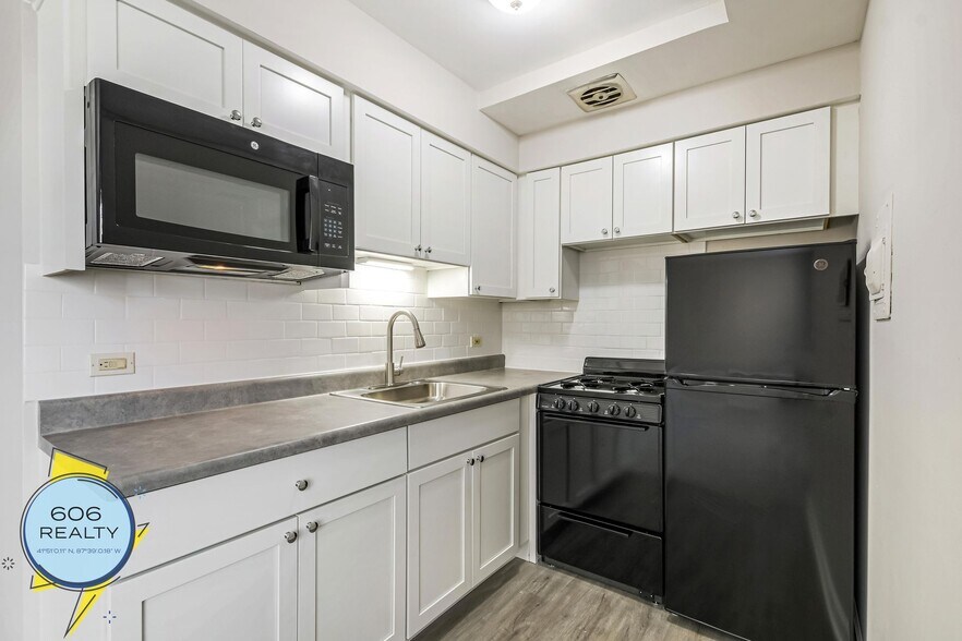 Building Photo - 3001 N Thatcher Ave