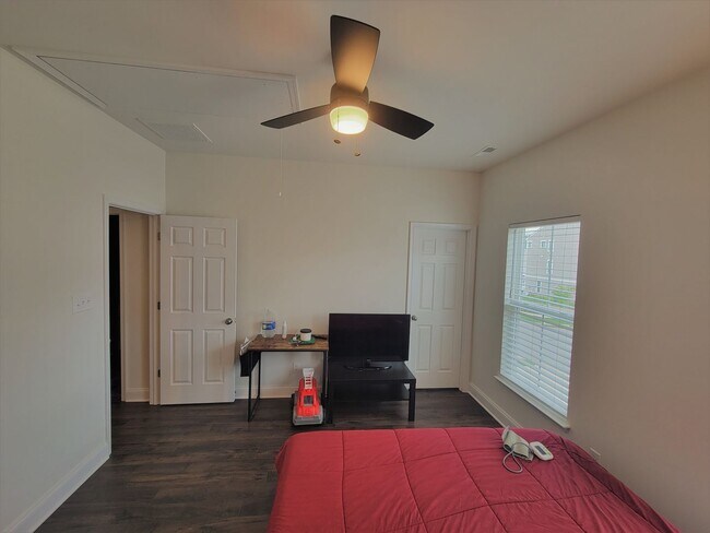 Building Photo - Beautiful end unit townhouse in Cosby Village with loads of extras.