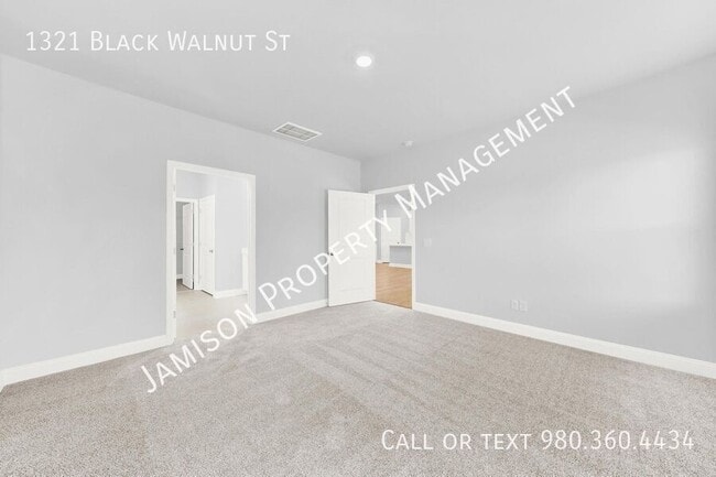 Building Photo - 1321 Black Walnut St