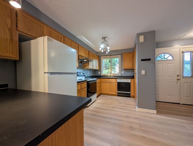 Building Photo - 2-Bedroom, 1.5-Bath Sunset Meadow Townhous...
