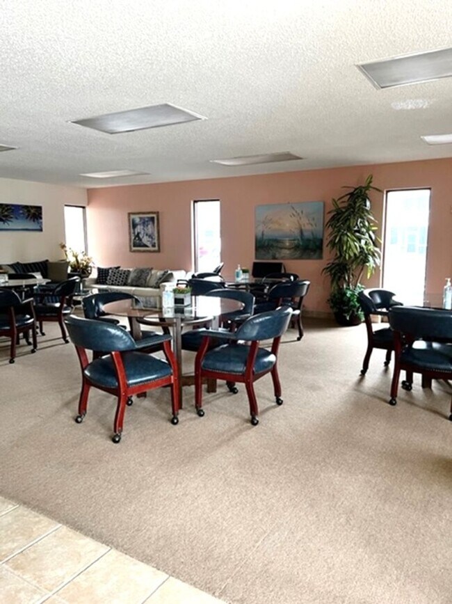 Building Photo - 55+ Community - 1BR/1BA Condo in Las Palmas