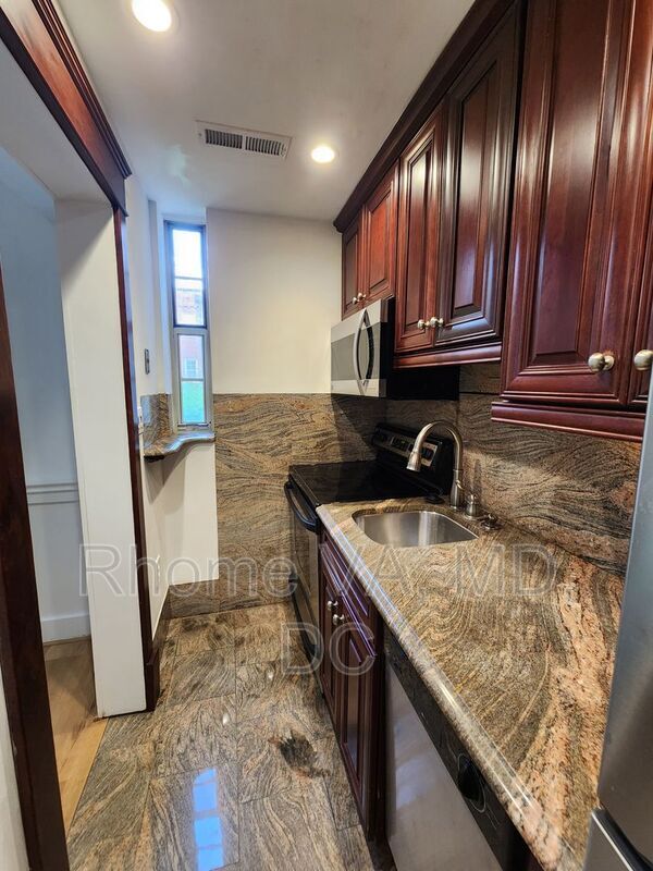 Building Photo - 1801 Queens Ln