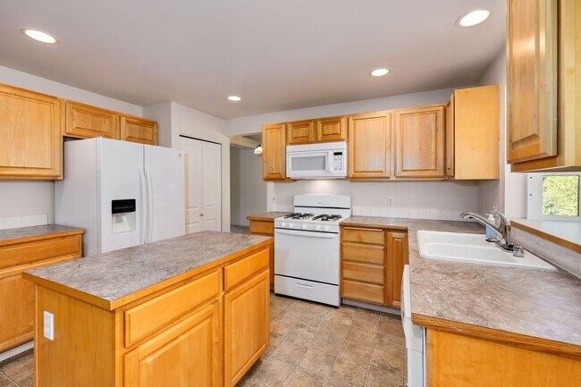 Building Photo - Highly Desirable Home in Ridgetop Communit...