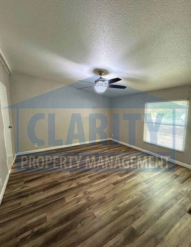Building Photo - 3 Bed, 2 Bath Home in Peaceful Setting