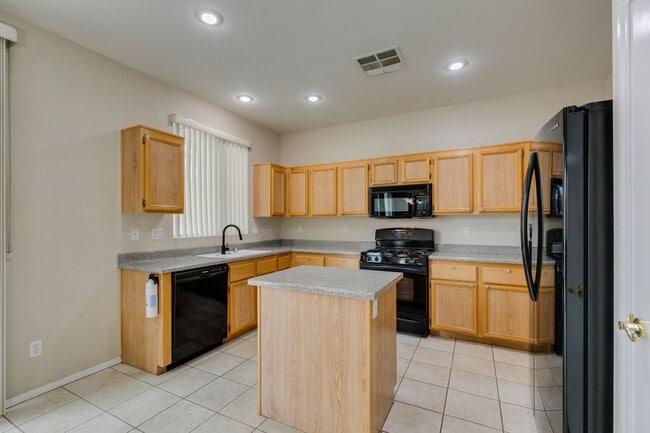 Building Photo - Beautiful 2-story home featuring 4 bedroom...