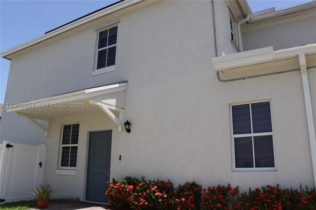 Building Photo - 811 SE 17th Ct