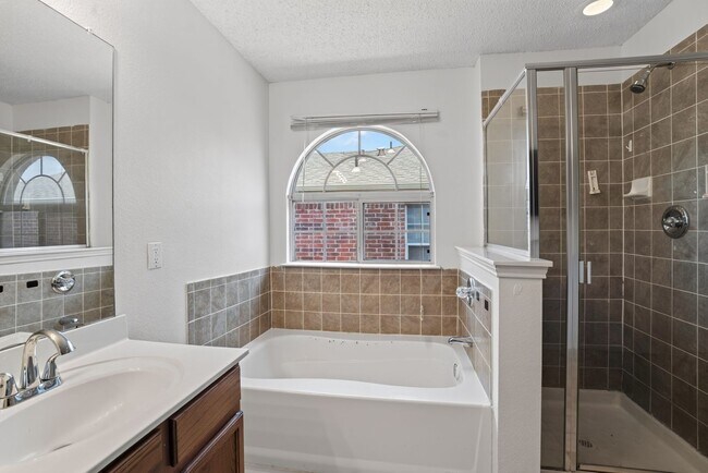 Building Photo - 5-bedroom, 3 bathrooms House for Rent
