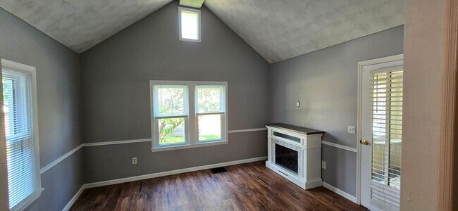 Building Photo - Newly Remodeled House for Rent in Shrewsbury!