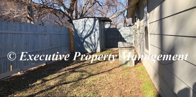 Building Photo - 908 J R Ct