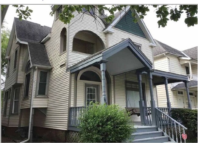 Building Photo - 1418 W Barker Ave