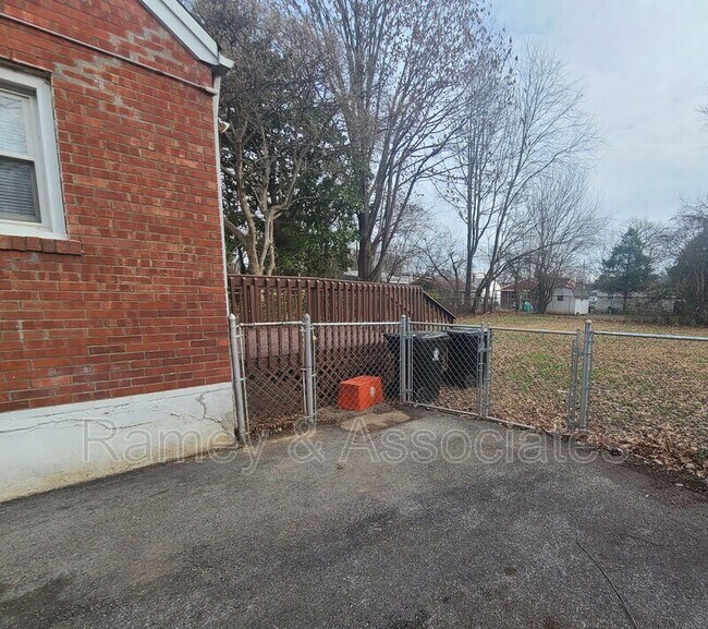Building Photo - 1627 Catalpa St