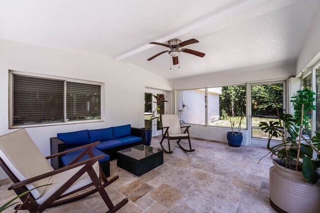 Building Photo - Hourglass District ~ Gorgeous 3/2.5 home w...