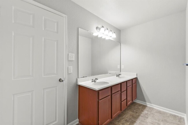 Building Photo - 15603 Walnut Leaf Ln