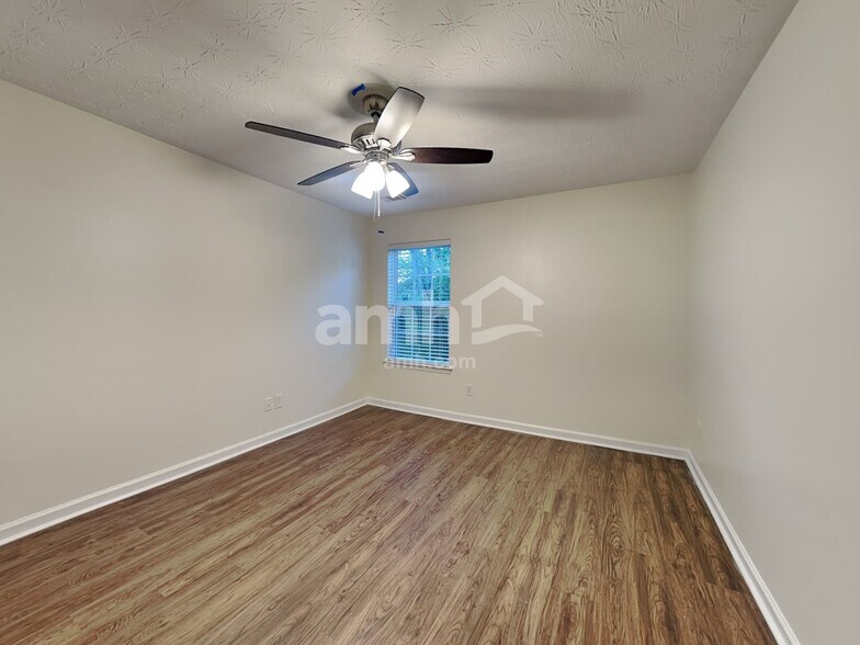 Building Photo - 247 River Pass Ct NE