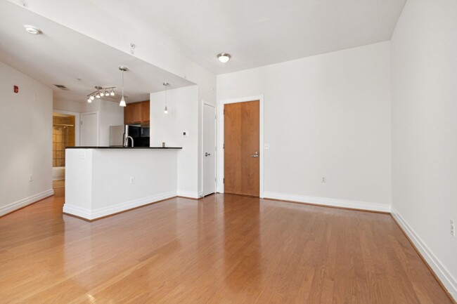 Building Photo - Available Now! // 1 Bedroom 1 Bathroom // ...