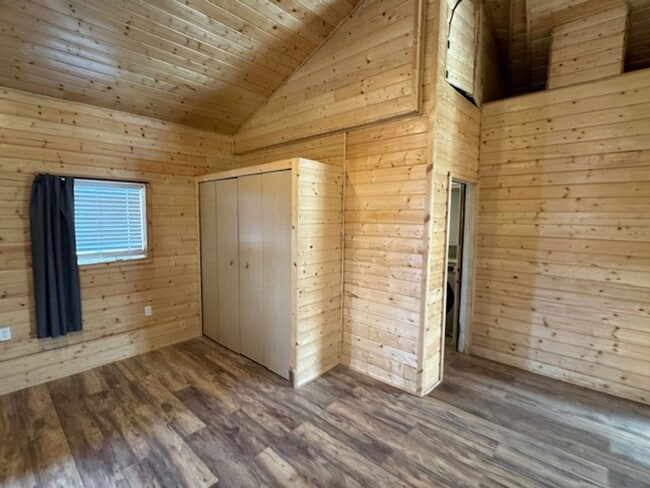 Building Photo - 4 BEDROOM HOME INCLUDES SEPARATE GUEST QUARTERS -FURNISHED OR UNFURNISHED- TONS OF PARKING