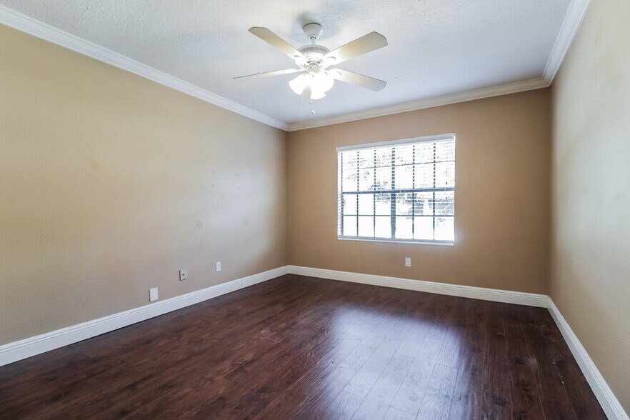 Building Photo - 647 Redwood Dr