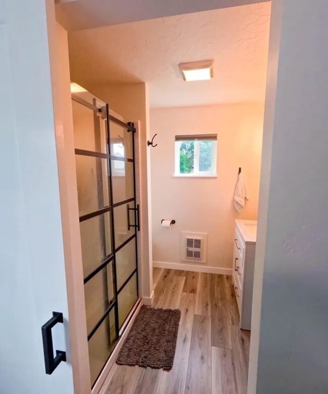 Building Photo - Beautifully remodeled 3-bedroom, 2-bathroo...