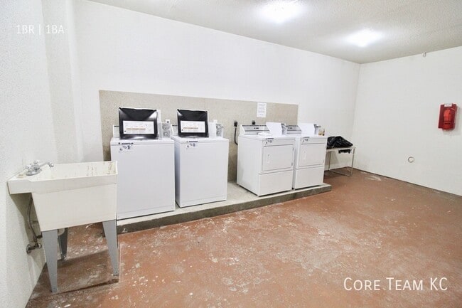 Building Photo - 4328 Roanoke Pkwy