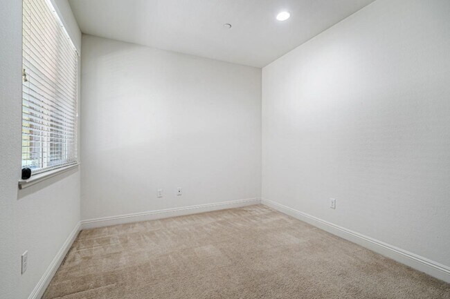 Building Photo - 6704 S Mariposa Ln
