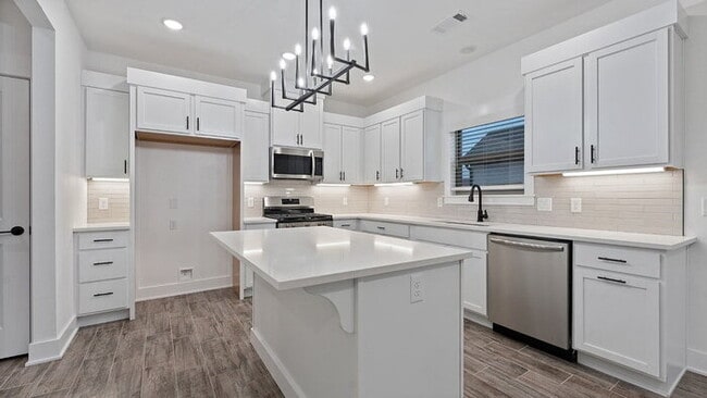 Building Photo - Charming 3-Bedroom Retreat with Cozy Fireplace