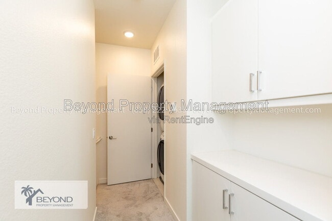 Building Photo - 5461 Seacliff Pl