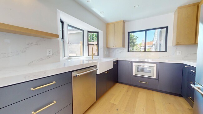 Building Photo - Gorgeous Fully Remodeled 5 Bedroom Home wi...