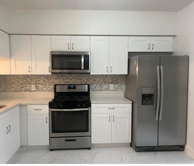 Building Photo - 7870 Dixie Beach Cir