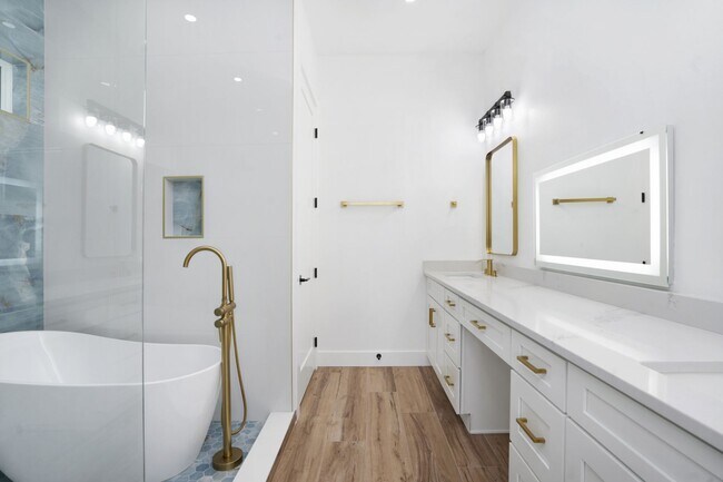 Building Photo - 5/3 Luxury Custom Home plus Boat dock, Pool and Stunning Views!!