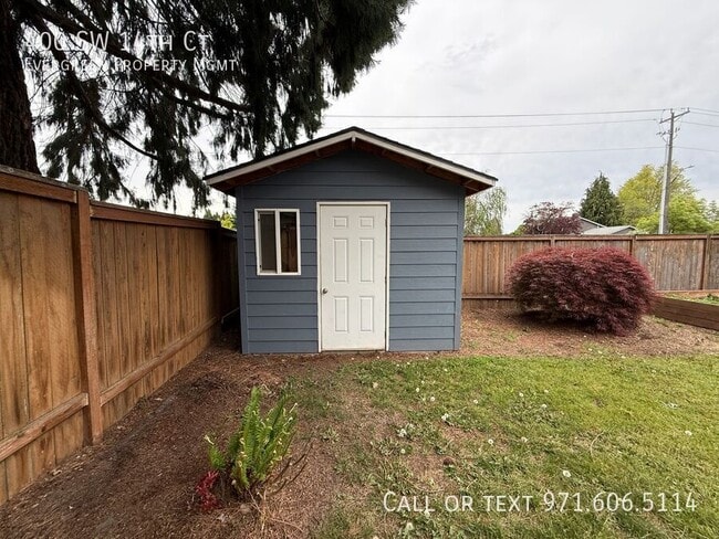 Building Photo - 400 SW 14th Ct