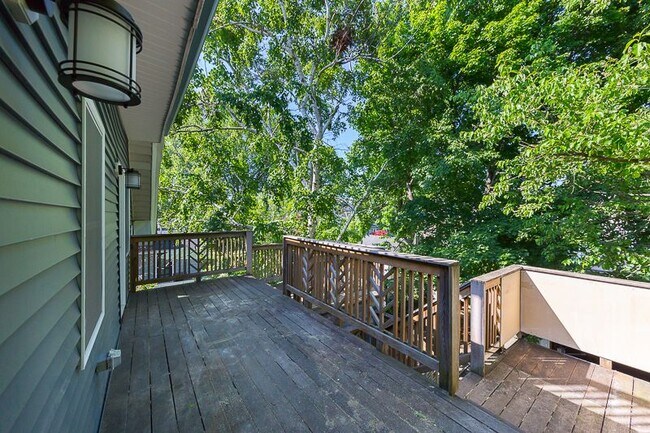 Primary Photo - 124 Monument St