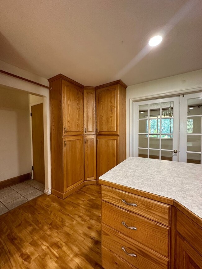 Building Photo - 4 bed 2.5 bath home in Rexburg with GAS AN...