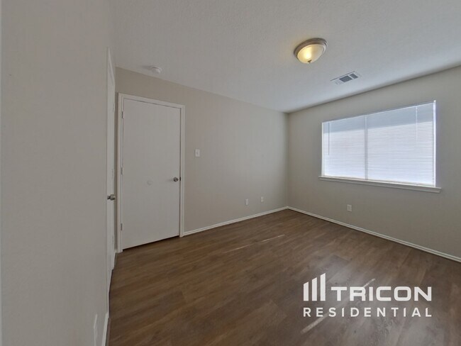 Building Photo - 33107 Cottonwood Bend