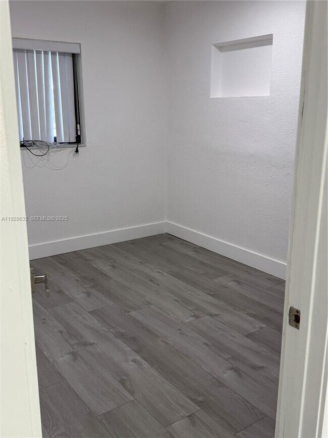 Building Photo - 1601 NE 158th St