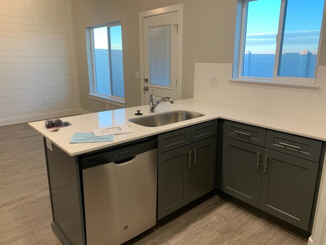 Building Photo - Price reduced! Beautiful Town home in Cedar City