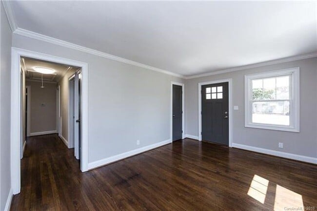 Building Photo - Must view this exquisite 3 bedroom 1 bath brick home. Within 2 miles from Uptown.