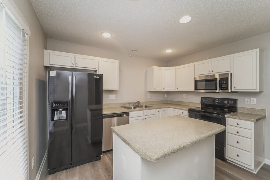 Building Photo - 10142 Forest Landing Dr