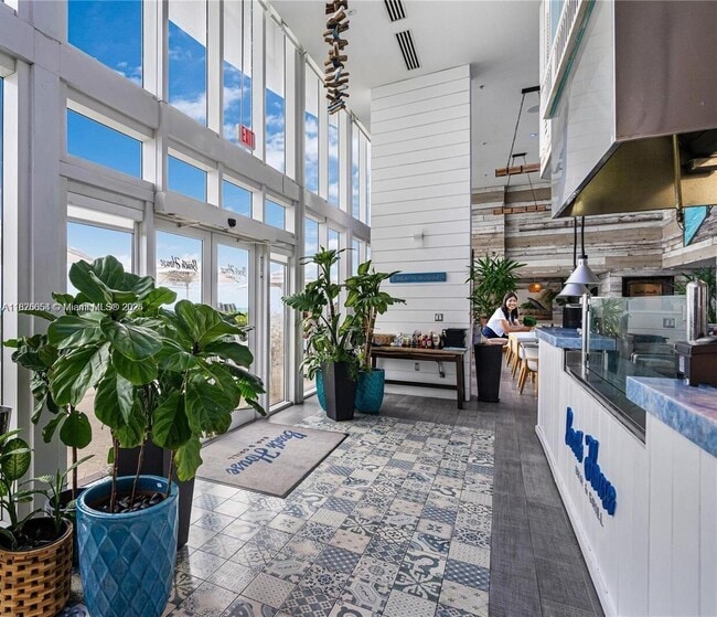 Building Photo - 15901 Collins Ave