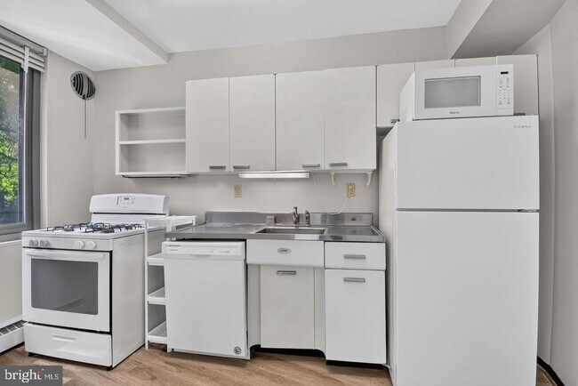 Building Photo - 4200 Cathedral Ave NW