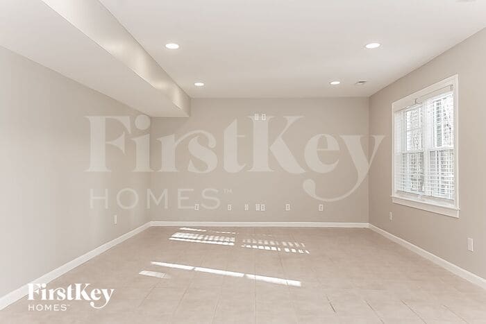 Building Photo - 5388 Beechmont Dr