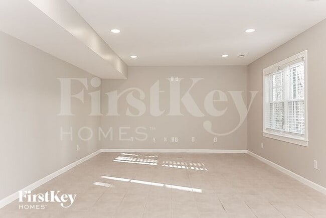 Building Photo - 5388 Beechmont Dr