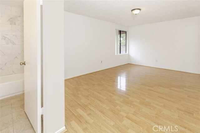 Building Photo - 914 E Elk Ave