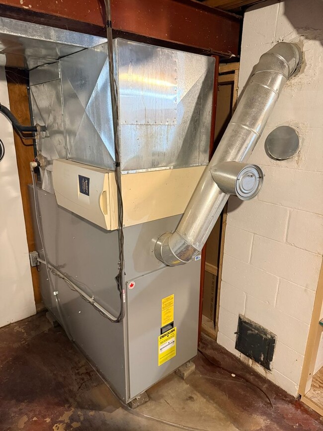 Building Photo - 3 Bed 2.5 Bath Home for Rent, 3.25 Wooded Acres, Oconomowoc Area Schools