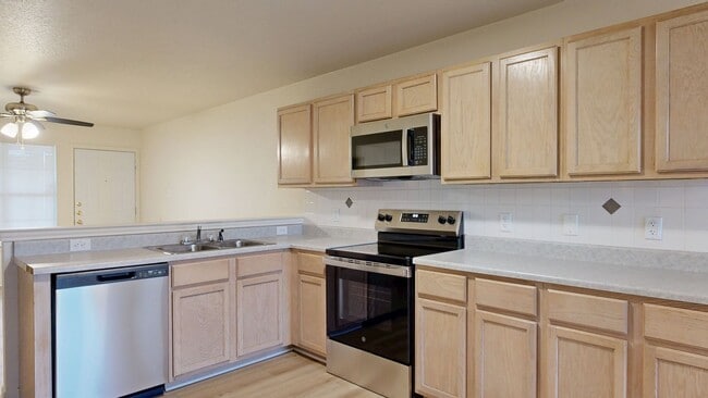 Building Photo - Look at all the space only $995!!!