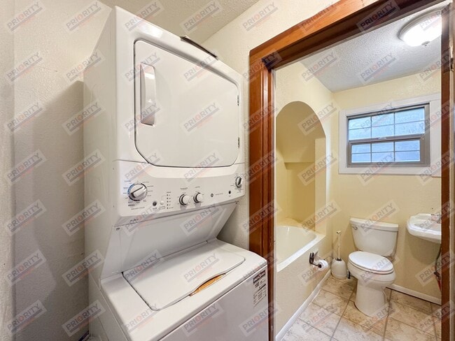 Building Photo - 3 bedroom, 2 bath single-family home