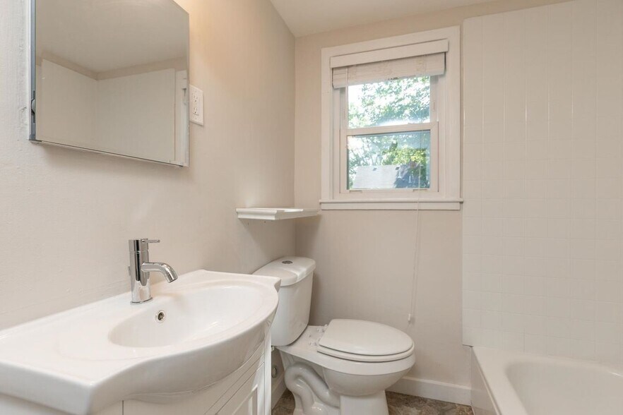Building Photo - 400 Colonial Dr