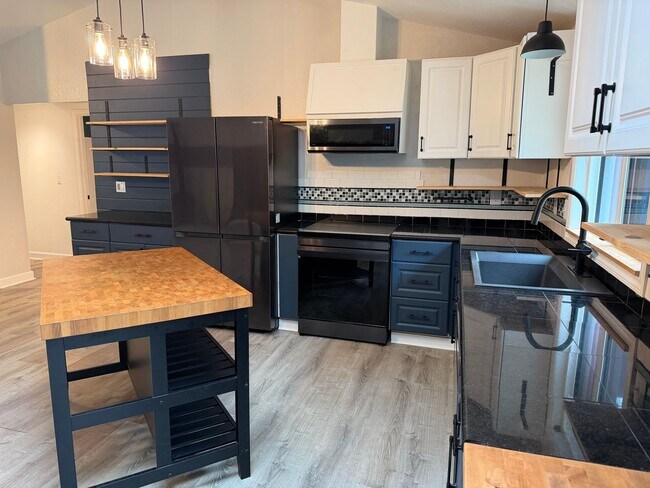 Building Photo - Lovely Single Level Rambler with Custom Finishes and Pet Friendly!