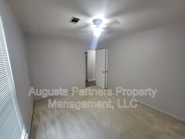 Building Photo - 3737 Woodcock Dr