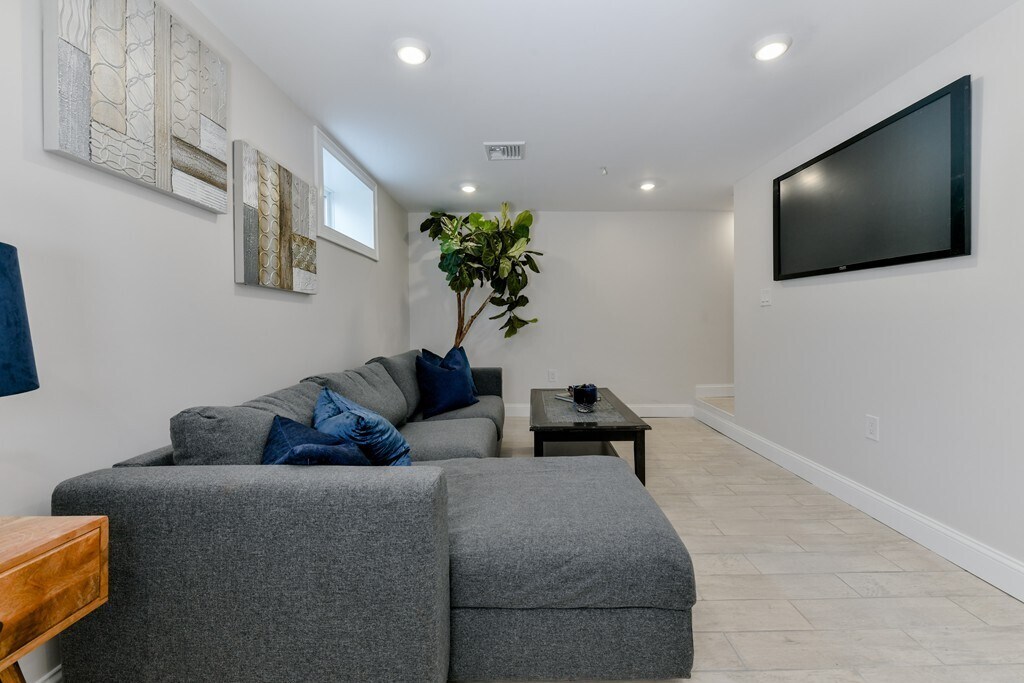 Building Photo - 224 Newbury Ave